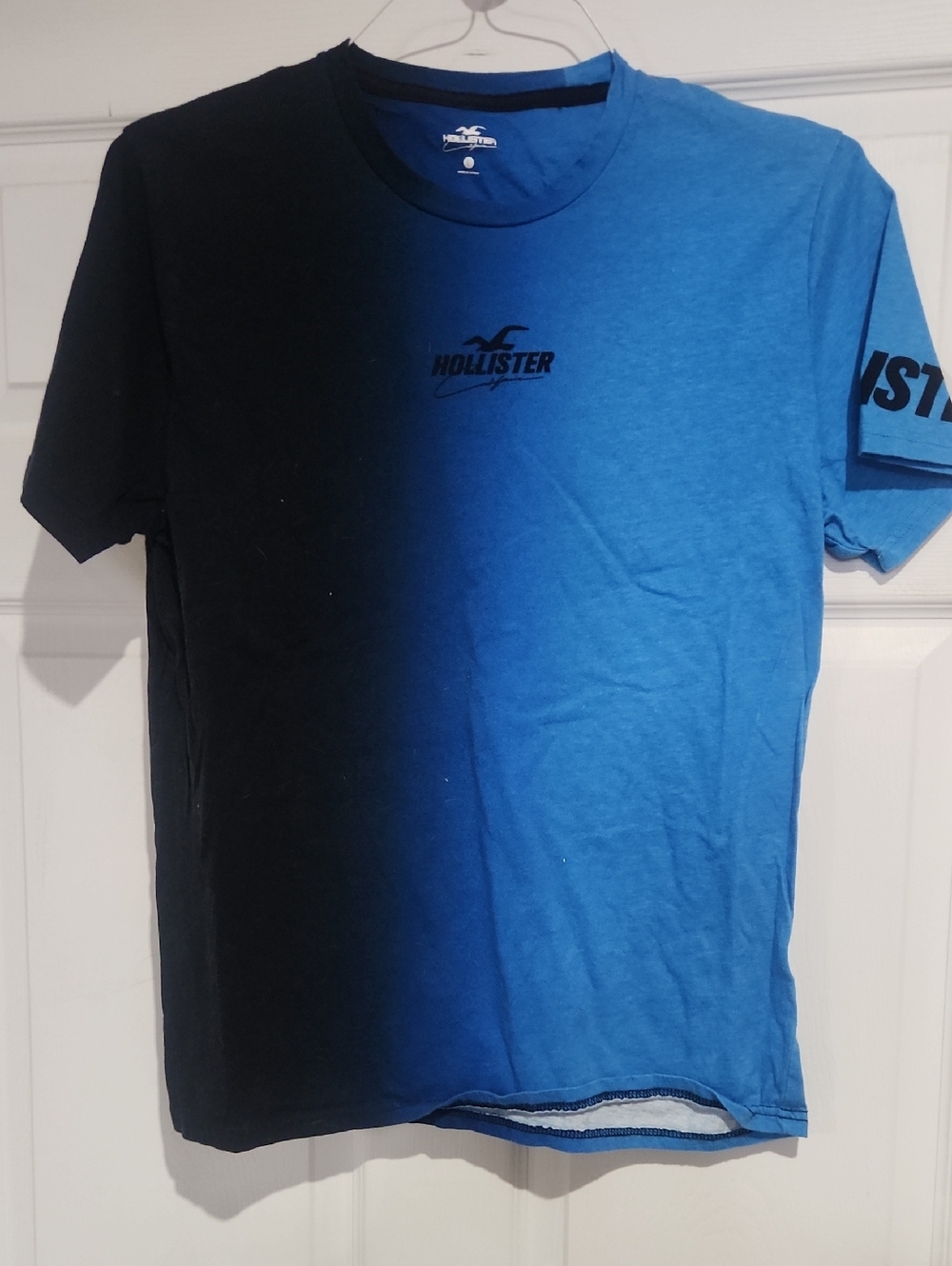 Hollister Men's Blue to Black Gradient Short Sleeve Logo Tee